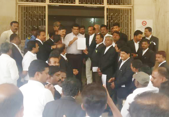 ವಕೀಲರ ಕಾಯಿದೆ ತಿದ್ದುಪಡಿಗೆ ವಿರೋಧ : ಕರುಡು ಪ್ರತಿ ಸುಟ್ಟು ಪ್ರತಿಭಟಿಸಿದ ನ್ಯಾಯವಾದಿಗಳು